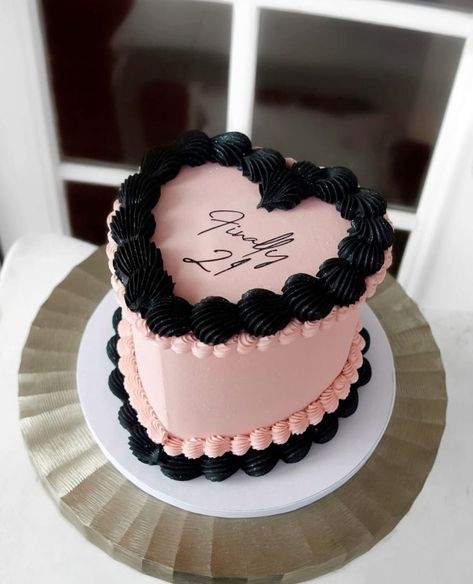 Black And Pink Cake Design, Black White And Pink Cake, Birthday Cake Black And Pink, Black And Pink Cake Birthdays, Birthday Cake Baddie, Black And Pink Birthday Cake, Round Cake Designs, Pink And Black Birthday Cake, Black Pink Cake