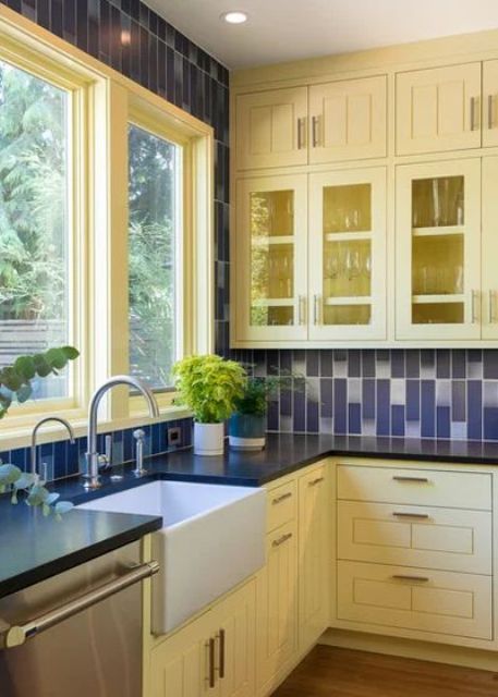 a traditional yellow and navy kitchen with navy and white tiles on the wall and backsplash Pale Yellow Kitchens, Blue Yellow Kitchens, Yellow Kitchens, Open Kitchen Cabinets, Yellow Kitchen Cabinets, Blue Kitchen Designs, Yellow Cabinets, Navy Kitchen, Turquoise Kitchen