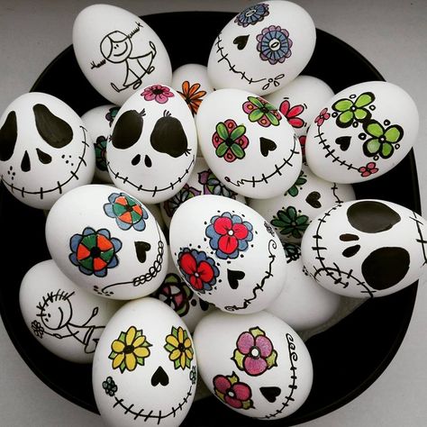 Halloween Rocks, Easter Egg Designs, Easter Egg Crafts, Easter Egg Painting, Easter Eggs Diy, Painted Rocks Diy, Rock Painting Patterns, Egg Crafts, Easter Art