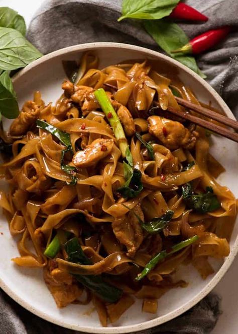 Beef Drunken Noodles Thai, Wok Meals, Pad Kee Mao, Thai Drunken Noodles, Spicy Thai Noodles, Yummy Noodles, Drunken Noodles, Recipetin Eats, Salad Pasta