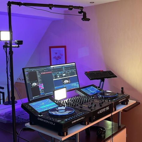 Dj Streaming Setup, Livestream Background, Company Aesthetic, Ideas Para Cuarto, Dj Ideas, Dj Female, Set Up Gamer, Female Dj, Girl Dj