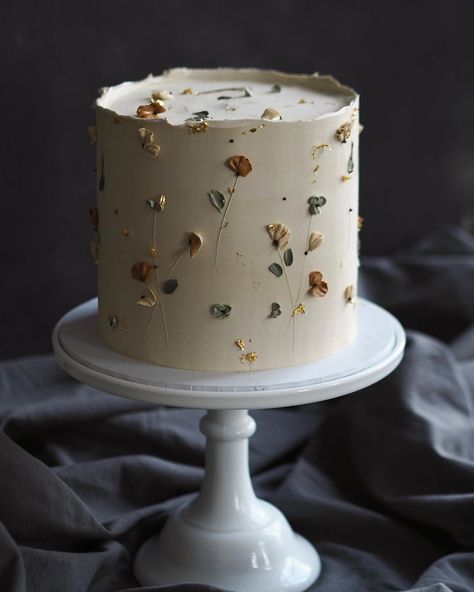 Cake Decorating Aesthetic Simple, Dried Flower Birthday Cake, Sage Birthday Decor, Elegant Baby Shower Cakes, Wedding Cake Sage, Wedding Cake Sage Green, Wedding Cake Earthy, Sage Green Birthday Cake, Garden Cake Ideas