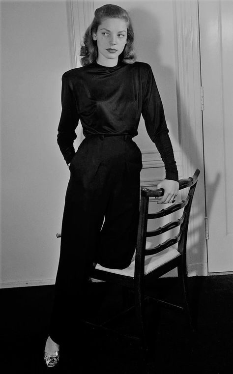 Kibbe Dramatic, 1940s Woman, Womens Activewear Tops, Classic Glamour, Lauren Bacall, Vintage Black And White, The 40s, Level 5, Dress Well