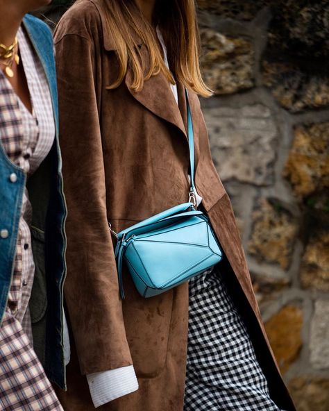 Frock Designs For Girl, Cold Weather Style, Turquoise Bag, Bag Outfit, Beige Outfit, Cold Weather Fashion, Suede Coat, Frock Design, Street Style Looks