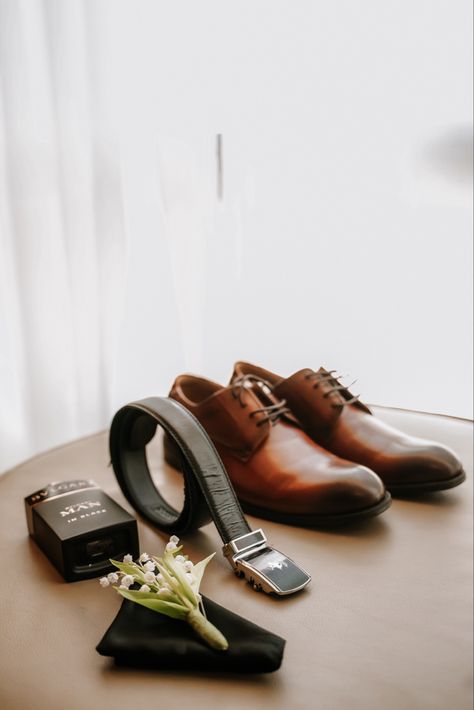 Mens Flat Lay Wedding, Groom Flat Lay Photo, Mens Getting Ready Photos, Groomsmen Detail Photos, Groom Details Photography, Groom And Dad Pictures, Groom Preparation Photos, Groom Flatlay, Wedding Ideas For Men