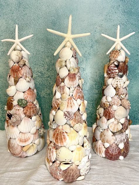 DIY – Seashell Christmas Tree How To Make A Seashell Christmas Tree, Diy Shell Christmas Tree, Mussel Shell Christmas Tree, Seashell Christmas Tree Diy, Crafts To Make With Shells, Shell Christmas Decorations, Seashell Christmas Tree, Shell Christmas Tree, Shell Tree