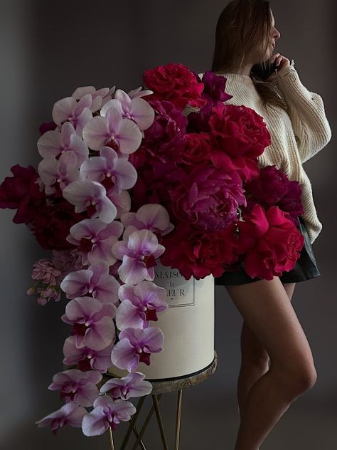 High End Floral Arrangements, Elegant Fall Floral Arrangements, Oval Floral Arrangement, Anniversary Bouquet Flowers, Flower Trends 2024, Flower Box Arrangements, Elegant Flower Arrangements, Dark Pink Flower Arrangements, Flower Arrangement