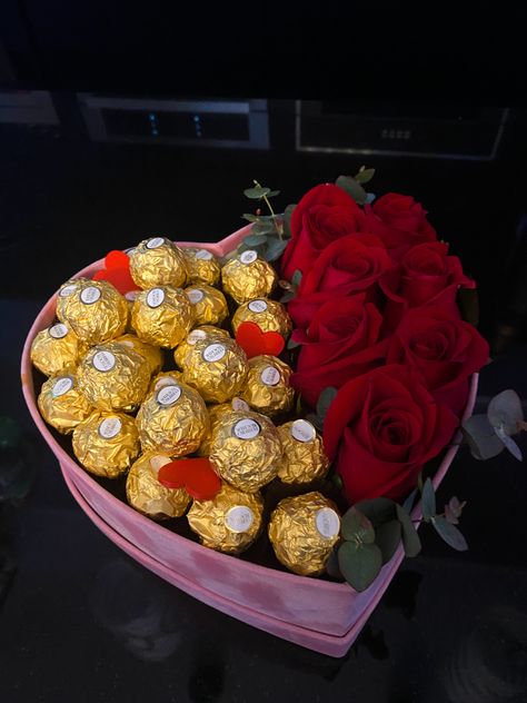 Ferrero Rocher Gift Ideas Valentines Day, Roses With Ferrero Rocher, Roses And Ferrero Rocher Bouquet, Ferrero Rocher Valentine Gift Ideas, Ferrero Rocher Bouquet With Roses, Ferrero Rocher Flower, Natural Flower Centerpieces, Ferrero Rocher Box, Strawberry Boxes