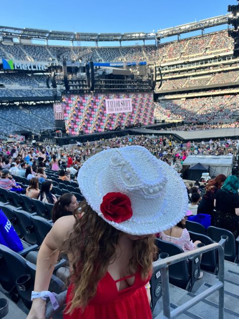 Eras Tour Outfit Ideas, Red Cowboy Hat, Taylor Swift Cake, Eras Tour Outfit, Hat Aesthetic, Outfits Unique, Taylor Swift Tour Outfits, Swift Tour, Taylor Swift Red