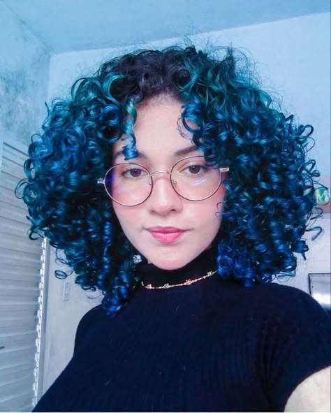 Blue Money Piece Curly Hair, Curly Hair Color Ideas Blue, Blue Hair Curly Natural, Short Blue Curly Hair, Blue Short Curly Hair, Curly Blue Hair, Red And Blue Hair, Purple Curly Hair, Curly Purple Hair