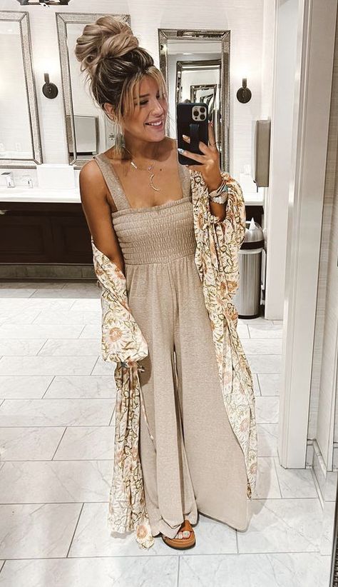 Jumpsuits For Women Casual Fall, September Outfits Warm Weather, Fall Boho Outfits 2023, Beige Boho Outfit, Luxury Boho Style, Tampa Outfits Spring, Boho Airport Outfit, Modern Country Style Clothes, Boho Chic Professional Outfits