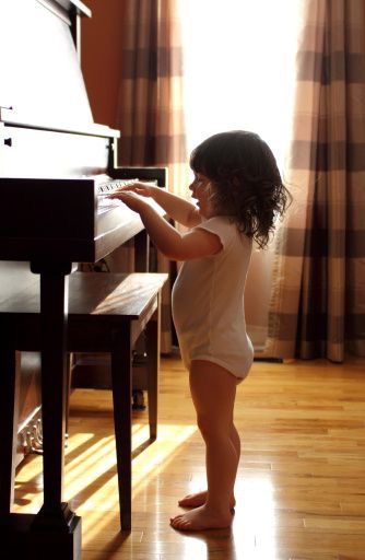 Girl Playing Piano, Online Piano Lessons, Blues Piano, Music Lessons For Kids, Best Piano, Piano Songs, Piano Teacher, Piano Keys, Playing Piano