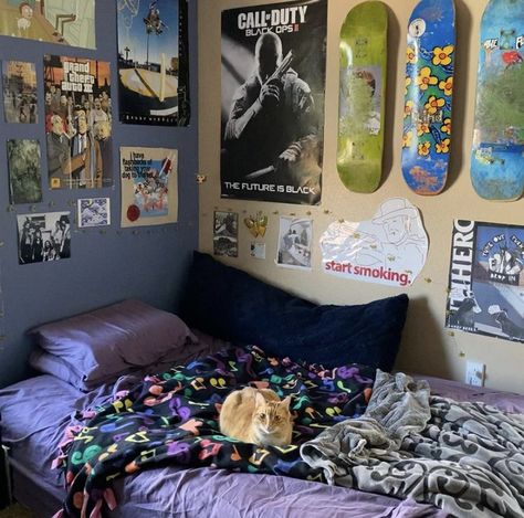 Skater Aesthetic Bedroom, Skate Room Aesthetic, Skate Room, 90’s Room, 90s Room Aesthetic, Skater Room, Street Bedroom, Retro Room Ideas, 90s Room