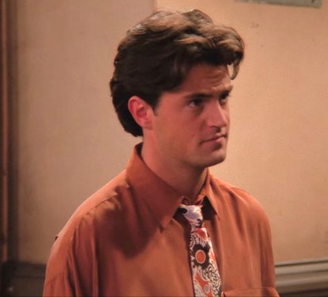 Chandler Bing Season 1 Hair, Chandler Bing Hairstyle, Chandler Bing Hair, Chandler Bing Long Hair, Chandler Bing Outfits, Friends Serie, Evermore Era, Chandler Friends, Jess Mariano