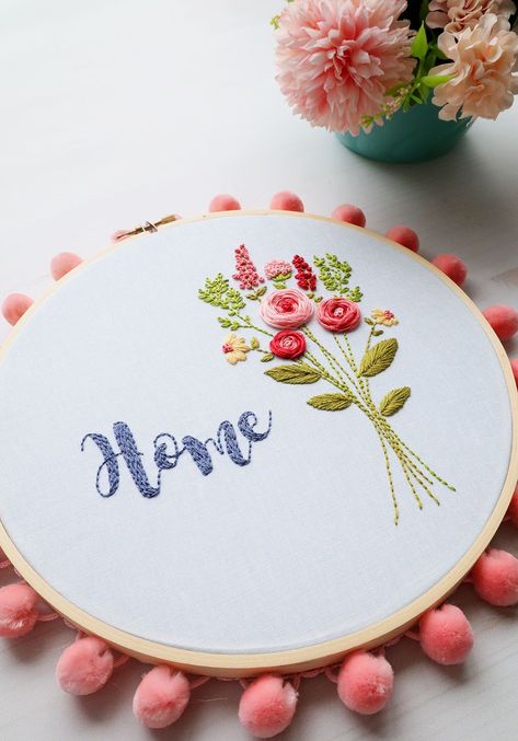 Stitch up this pretty Floral Home Embroidery Hoop Art in no time with these beginner stitches and this free pattern and tutorial by Flamingo Toes! New Home Embroidery, Hoop Art Patterns, Home Embroidery Pattern, Home Embroidery Hoop, Embroidery Bouquet, Beginner Stitches, Hoops Embroidery, Embroidery Hoop Decor, Hoop Art Embroidery