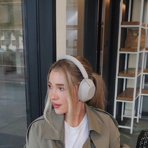 payton sartain on Instagram: "my headphones are my favorite accessory — @sonyelectronics WH-1000XM5 🎧🖤 the most comfy headphones for working, traveling, exercising, & accessorizing. #ad #sonyheadphones #forthemusic" Sony Wh-1000xm5, Comfy Headphones, Sony Headphones Outfit, Fashion Headphones, Payton Sartain, Headphones Outfit, Headphones Sony, Headphone Outfit, Headphone Fashion