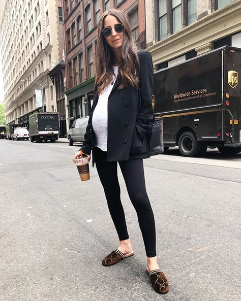 Outfits with Maternity Leggings and Blazers Parisian Style Pregnant, Black Maternity Jeans Outfit, Street Style Maternity Outfits, Matanity Outfit, Pregnant Outfits For Work, Church Maternity Outfit, French Maternity Style, Pregnancy Street Style, Trendy Pregnancy Outfits