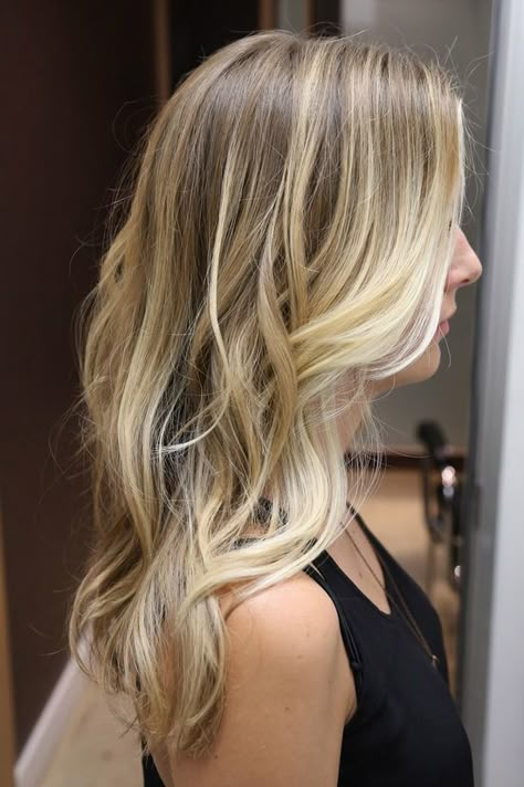 Ombré blonde to blonder, lighter higher up in the bangs then angling low toward the back. Very natural. Bob Lung, Blonde Ombre Hair, Hair Blond, Ombre Hair Blonde, Long Bob Hairstyles, Ombre Hair Color, Long Blonde, Blonde Ombre, Blonde Balayage