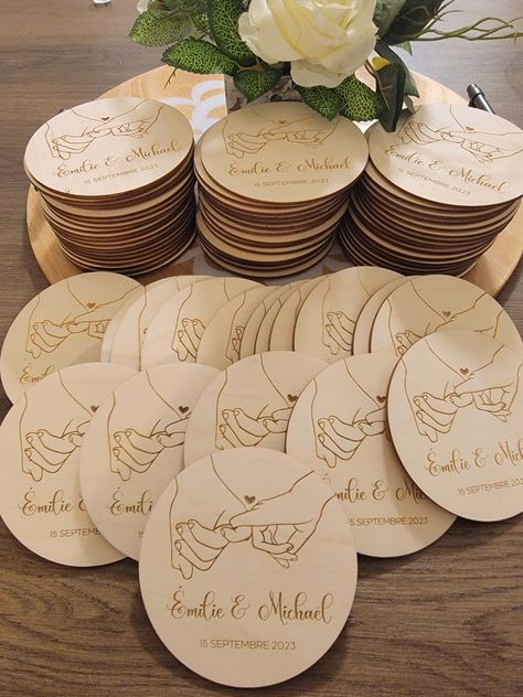 Wedding Ideas Souvenir, Wedding Souvenirs Ideas Useful, Laser Engraving Wedding Ideas, Laser Cut Wedding Decor, Laser Engraving Projects, Laser Engraving Ideas Gifts, Wood Laser Engraving Machine, Laser Cut Gifts, Projet Cricut Wedding Ideas Souvenir, Wedding Souvenirs Ideas Useful, Laser Cut Wedding Decor, Wood Engraving Ideas, Wood Laser Engraving Machine, Projet Cricut, Table With Flowers, Diy Laser Engraver, Laser Engraved Wedding