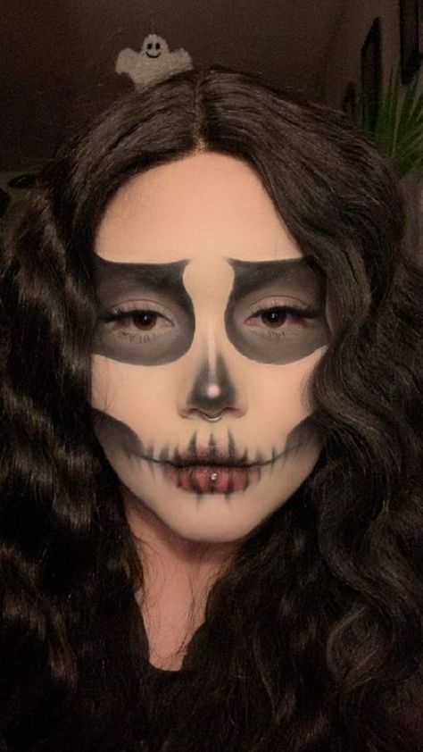 halloween make-up inspo Easy Skeloten Makeup, Halloween Mackup Ideas, Skeleton Girl Makeup, Ghoul Makeup Halloween, Chicano Clown Makeup Men, Baddie Skull Makeup, Holloween Makeup Skeleton, Skeleton Makeup Black Woman, Mannequin Makeup Ideas