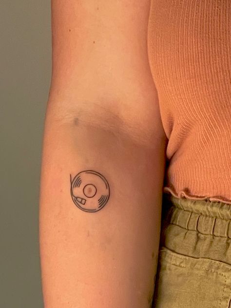 80s Music Tattoo Ideas, Coin Band Tattoo, Simple Record Tattoo, Headphones Tattoo Simple, Record Player Tattoo Simple, Record Tattoo Vinyl, Music Aesthetic Tattoo, Minimalist Tattoo Music, Headphones Tattoo Design