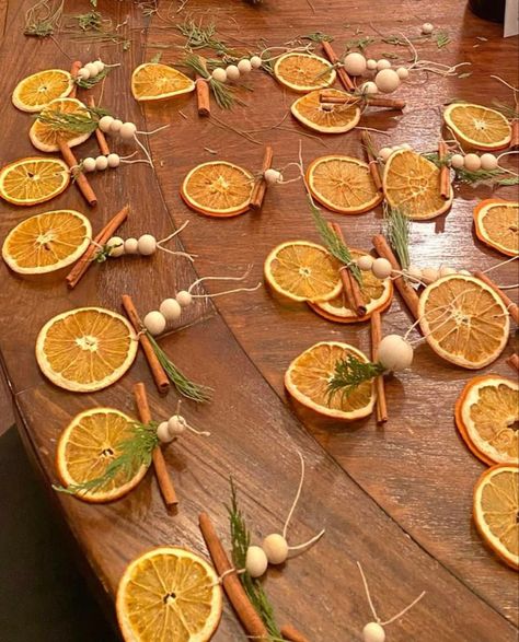 How To Dehydrate Oranges In The Oven, Oranges Christmas Decoration, Oranges Decoration, Orange Christmas Decor, Cinnamon Tree, Natural Holiday Decor, Christmas Chandelier, Fruit Crafts, Easy Christmas Ornaments