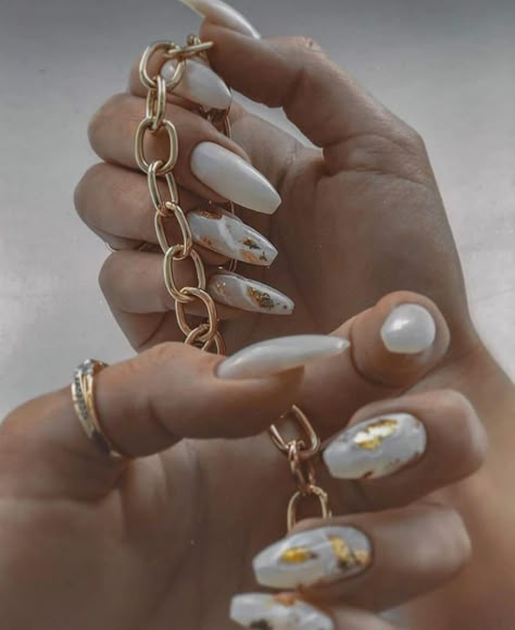 Pose For Nails Photo, Nails For Photoshoot Photo Ideas, How To Take Pictures Of Nails, Hand Model Poses Nails, Nail Pic Poses, Nail Art Poses, Nail Hand Poses, Nail Pictures Instagram, Nail Pictures Ideas Photo Shoot