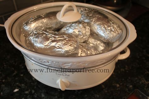 How To Bake Potatoes, Party Food For A Crowd, Crock Pot Baked Potatoes, Easy Baked Potato, Chili Bar, Baked Potato Bar, Potato Bar, Food Party, Cooking For A Crowd