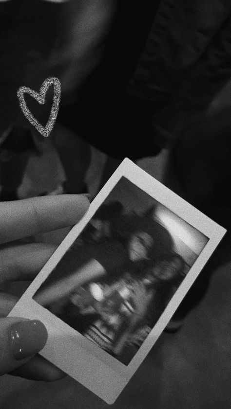 Black Polaroid Frame, Polaroid Instagram Story, Black And White Polaroid, Friends Polaroid, Polaroid Wallpaper, Movie Night Photography, Happy Birthday Icons, Photos With Friends, Polaroid Snap