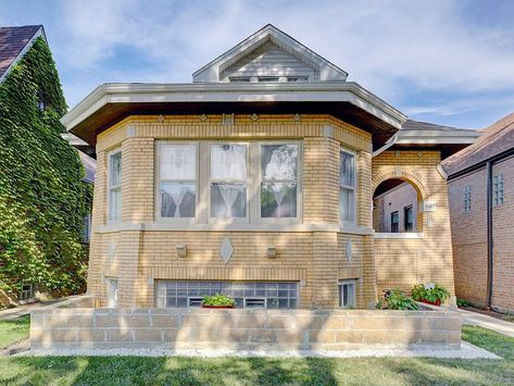 Chicago Bungalow, Butcher Block Island, Chicago School, Beautiful Patios, Chicago Architecture, Craftsman Bungalows, Interior Garden, Large Bedroom, Window Wall