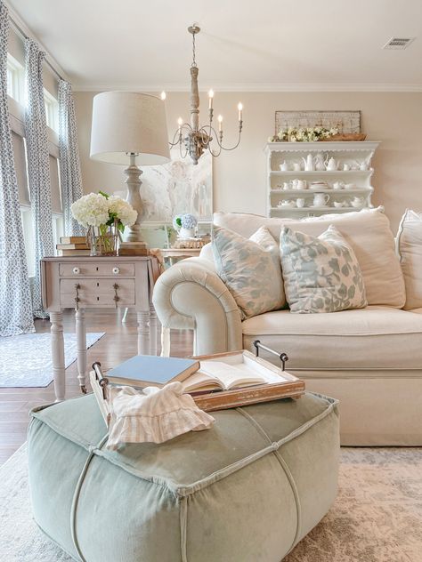 French Cottage Living Room, French Country Decorating Living Room, French Living Rooms, French Vintage Decor, French Country Living, French Country Living Room, Cottage Living Rooms, Cottage Home, Live Oak