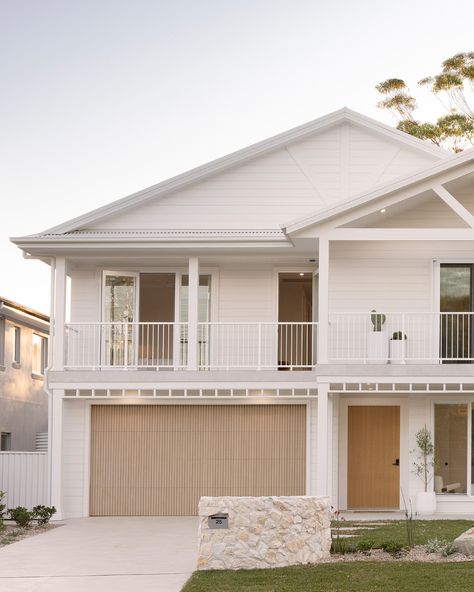 Step inside this beautiful Modern Coastal home from Oak and Orange and Better Built Homes – it’s all warmth, elegance, and just the right amount of “wow”! 😍 With a neutral color palette reflecting the area’s natural beauty, the relaxed coastal style is enhanced by Hardie™ Oblique™ Cladding. Beach Style House Exterior, Contemporary Beach House Exterior, Cream House Exterior, Modern Coastal Home Exterior, Modern Coastal Exterior, Coastal Exterior House Colors, Coastal Colour Palette, Balcony Balustrade, Beach Style House