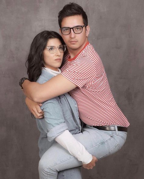 Couple Pose Photo Reference, Couple Poses Reference Funny, Funny Poses 2 People, Funny Poses Couple, Two People Poses Funny, Awkward Duo Poses, Family Photo Outfits Funny, 90s Pictures Couples, Awkward Funny Pictures