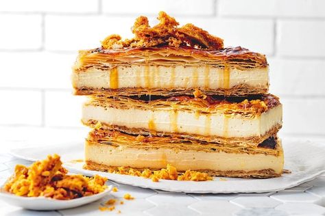 We’ve given this Australian classic a twist by caramelising the pastry with honey and adding a toffee crunch. Desserts With Honey, Honeycomb Recipe, Vanilla Slice, Honey Dessert, Vanilla Desserts, Toffee Crunch, Dinner Yummy, Impressive Desserts, Square Cake Pans