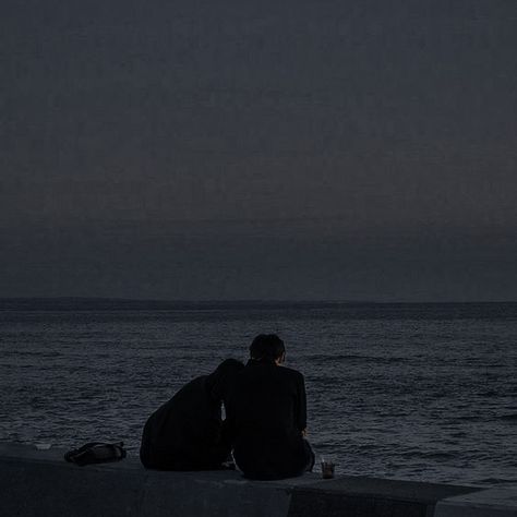 Resting Head On Shoulder Couple Aesthetic, Ocean Couple, Head On Chest Couple Aesthetic, Calm Love, Shattered Dreams, Ocean At Night, Beach Night, Beach At Night, In Another Life