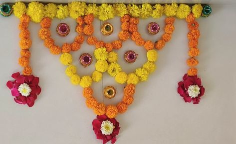 Real Flower Rangoli Designs, Real Flower Rangoli, Decoration Haldi, Rangoli Big, Flower Rangoli Designs, Lakshmi Pooja, Simple Flower Rangoli, Big N, Home Flower Decor