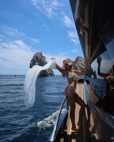 Calling all brides-to-be! Get ready for the last sail before the veil at the top bachelorette destinations in Mexico. Find out where to party in style in our newest blog post! 👰🍾 Olivia Culpo Bachelorette, Top Bachelorette Destinations, Bahamas Bachelorette Party, Last Sail Before The Veil Bachelorette, Bachelorette Pics, Party In Mexico, Sail Before The Veil Bachelorette, Bachelorette Party Vacation, Bachelorette Shots