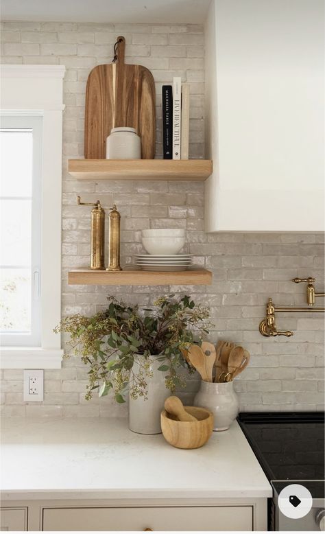 Model Dapur, Kitchen Countertop Decor, Countertop Decor, Casa Vintage, Kitchen Inspiration Design, Modern Farmhouse Kitchens, Dream House Decor, Kitchen Style, Wooden Diy