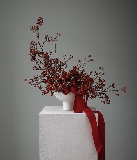 Holiday Decor Party, Orchid Christmas Centerpiece, Red And Silver Christmas Decorations, Red White Flower Arrangements, Christmas Decor Buffet Table, Elegant Christmas Floral Arrangements, Holly Christmas Decorations, Modern Christmas Centerpieces, Winter Arrangements Floral Design