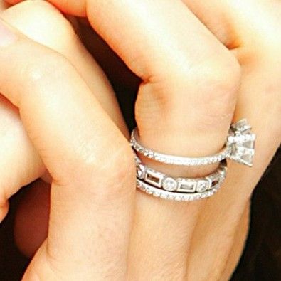 Kate Beckinsale's middle stacking ring. Love the simpleness of this but yet the 3 rings stacked together. Halo Emerald Engagement Ring, Celebrity Rings, Emerald Ring Engagement Diamond, Half Eternity Wedding Band, Celebrity Engagement Rings, Diamond Engagement Ring Set, Kate Beckinsale, Emerald Engagement, Wedding Band Sets