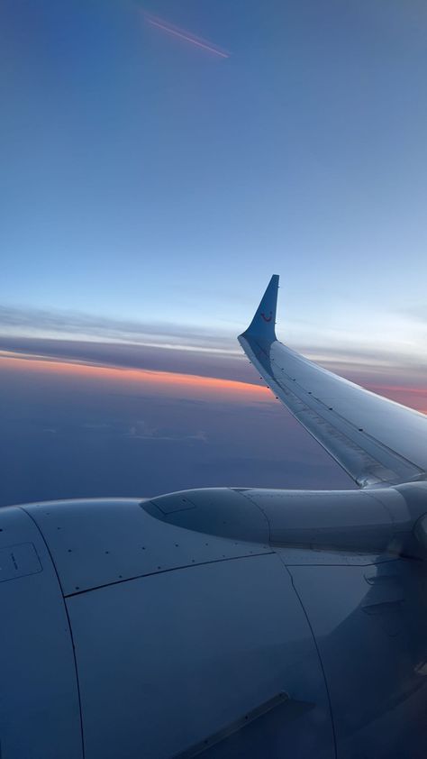 Plane Pics Aesthetic, Plane Asthetic Picture, Aesthetic Plane Pictures, Holiday Instagram Pictures, Travel Asthetics Photos Airplane, Travel Aesthetic Plane Window, Holiday Pics, Holiday Snaps, Summer Picture Poses