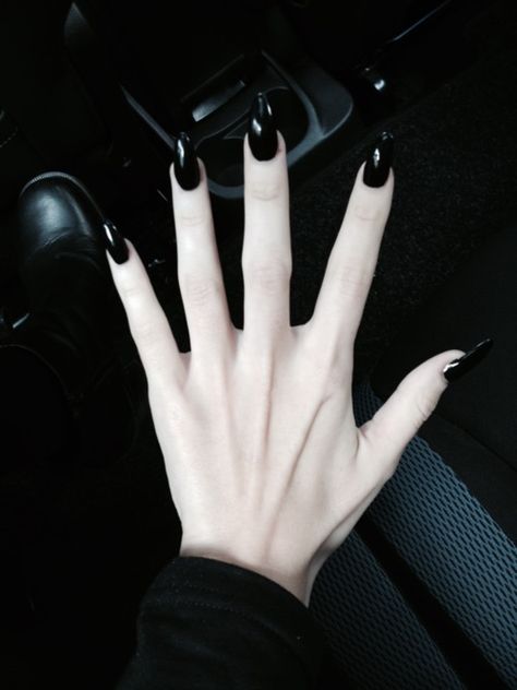 Image via We Heart It https://weheartit.com/entry/153610653 #black #dark #grunge #longnails #nails #pale #skin Nails Rose, Gothic Nails, Goth Nails, Black Nail, Pretty Hands, Estilo Punk, Eyeshadow Tutorial, Pale Skin