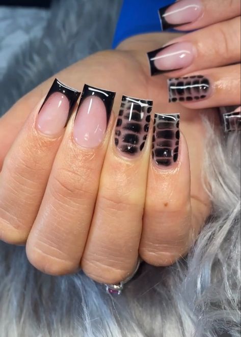 black nails acrylics Frenchies Nails Short, Cool Nail Ideas, Nail Ideas Black, Black Frenchies, Nails Girly, Girly Acrylic, Nails Tutorial, Hard Nails, Colored Acrylic Nails