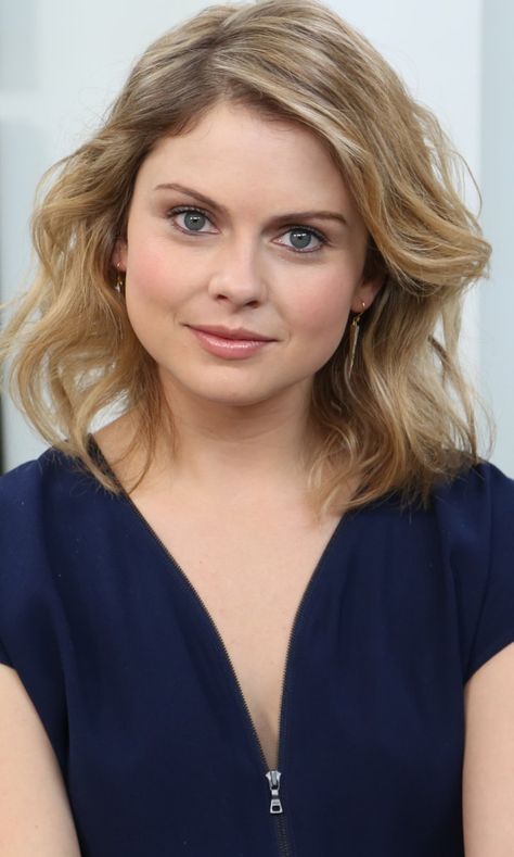 Liv Moore, Rose Mciver, Y2k Fashion Outfit, Pretty Blonde Hair, Rose Leslie, Female Eyes, Dvd Movies, Golden Girls, Female Images