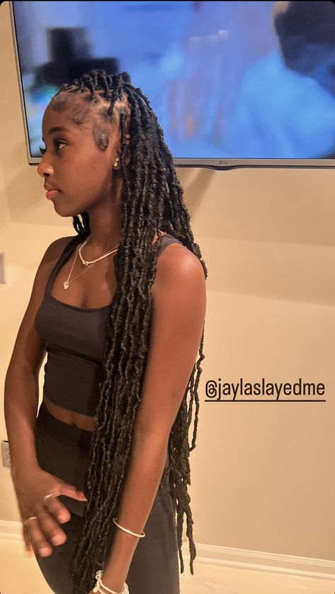 Cute Summer Outfit Black Women, Simple Hairstyles Braiding Hair, Soft Locs Outfit Ideas, Soft Locs With Edges, Hairstyle Inspiration Black Women, Large Knotless Box Braids With Dramatic Edges, Middle Part Soft Locs, Infinity Soft Locs, Protective Hairstyles Faux Locs