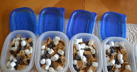 My daughter made these at her Brownie meeting one day and I thought it was such a cute idea.  It's not anything fancy and it's not a partic... Meeting Snacks, Recipes For Fun, Easy Smores, Baby Lunch, Golden Grahams, Birthday Morning, Lunch Box Bento, Kid Snacks, Kids Lunches