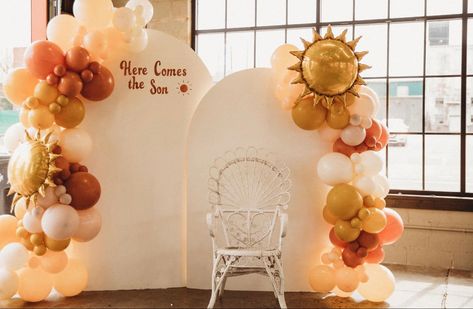 Here Comes The Son Fall, Sunrise Balloon Arch, Here Comes The Sun Decorations, Sunshine Photo Backdrop, Boho Sun Themed Birthday Party, Ray Of Sunshine Backdrop, Baby Shower Ideas Here Comes The Sun, Here Comes The Son Photo Backdrop, Here Comes The Sun Centerpiece Ideas