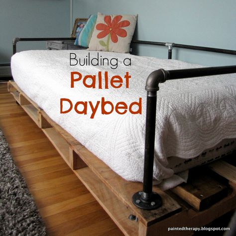 Build a cozy daybed from pallets. Daybed Bedroom, Pallet Daybed, Diy Daybed, Pipe Furniture, Pallet Creations, Pallet Crafts, Day Bed, Diy Pallet Projects, Pallet Ideas