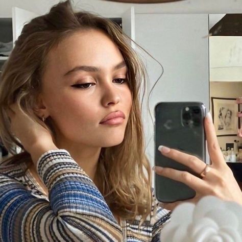 lily rose depp Lily Rose Depp Selfie, Vsp Coloring, Selfie Mirror, Mirror Pic, Lily Rose Depp, Lily Rose, Lily, Chanel, Mirror Selfie