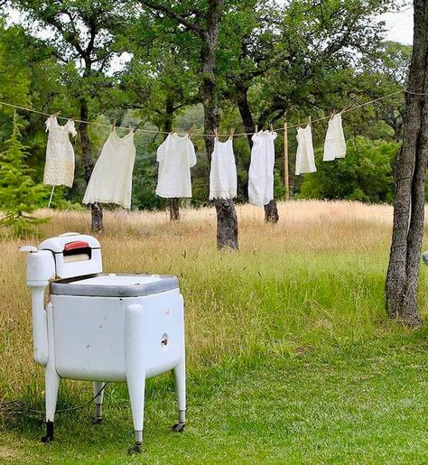 Vintage Washing Machine, Shabby Cottage Style, Clothes Lines, Laundry Clothesline, Old Washing Machine, Farm Pictures, Clothespin Bag, Vintage Stoves, Farmhouse Crafts